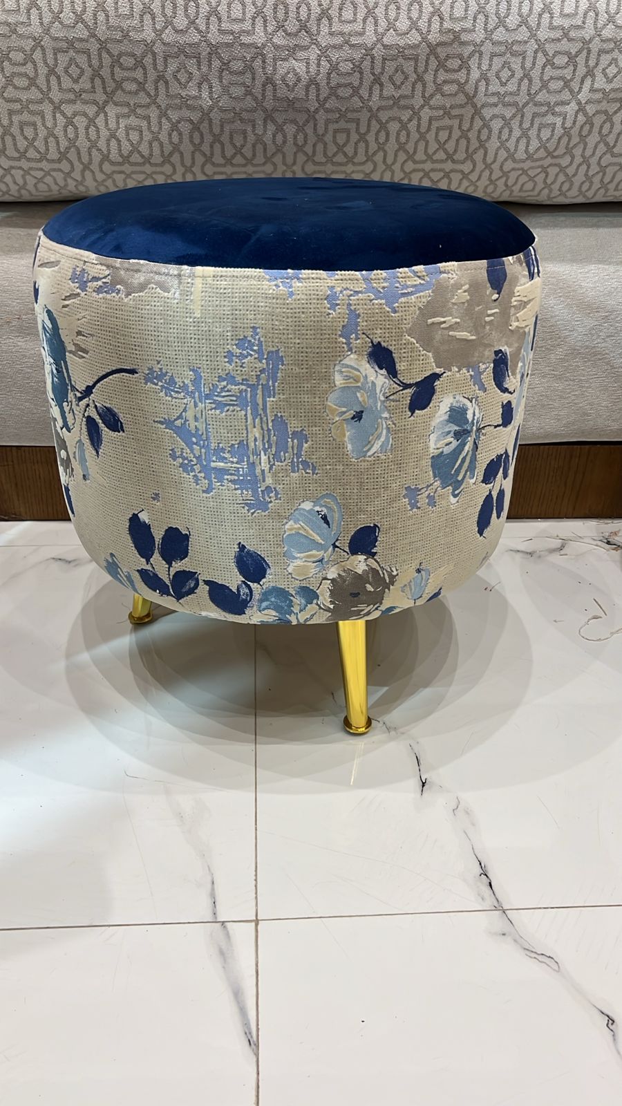 Pouf Rond Design en Velours – Tissu Anti-Tache & Pieds Dorés