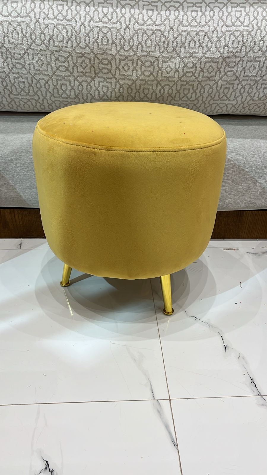 Pouf Rond Design en Velours – Tissu Anti-Tache & Pieds Dorés