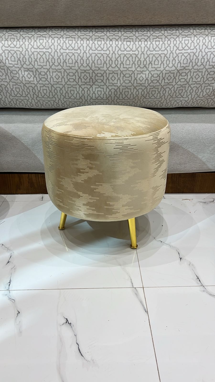 Pouf Rond Design en Velours – Tissu Anti-Tache & Pieds Dorés