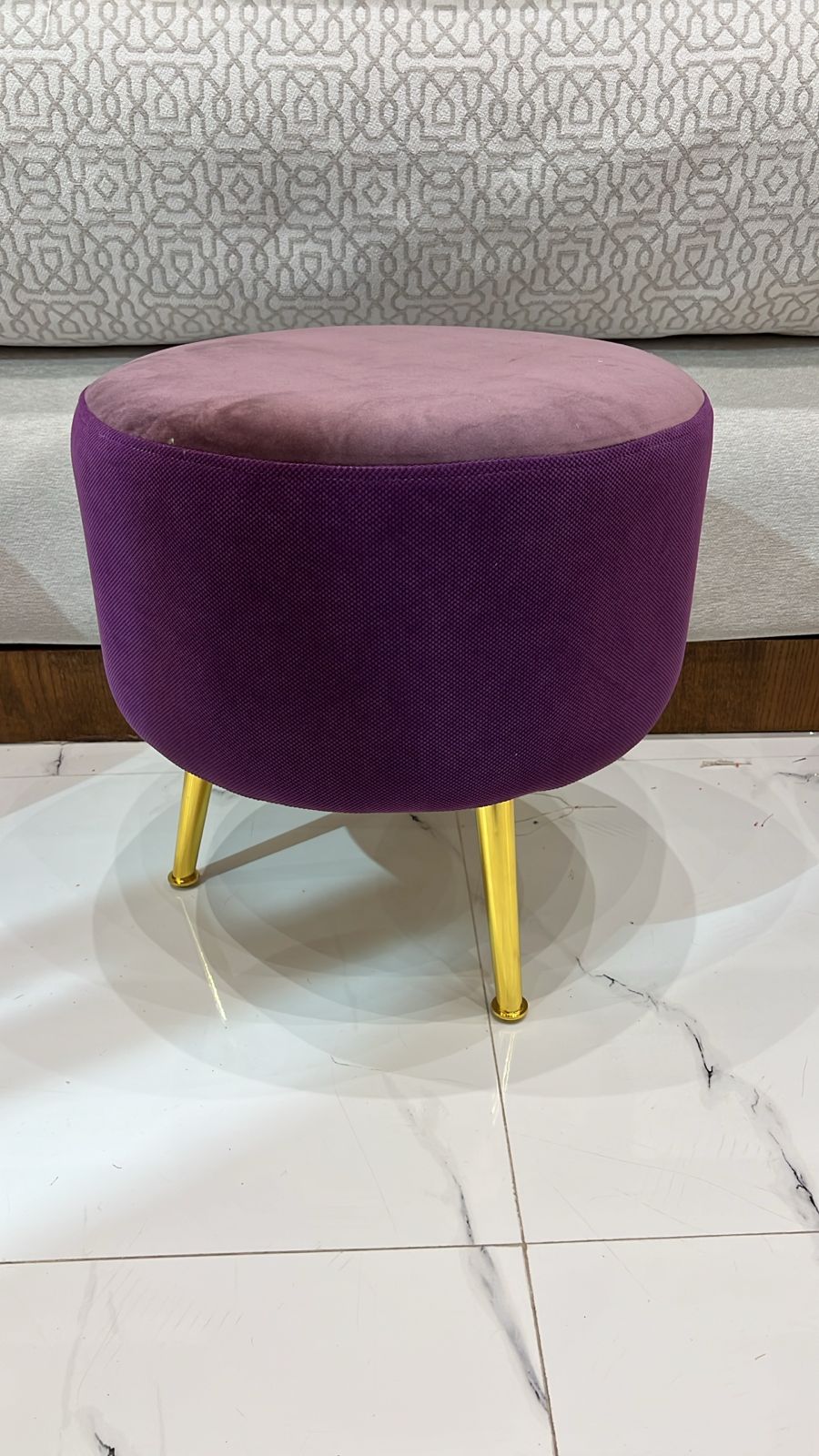 Pouf Rond Design en Velours – Tissu Anti-Tache & Pieds Dorés