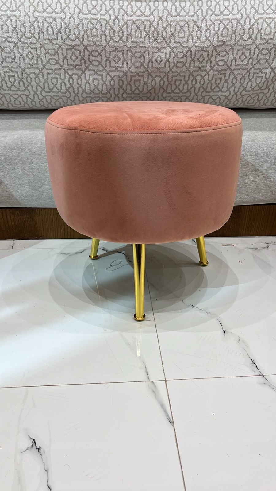 Pouf Rond Design en Velours – Tissu Anti-Tache & Pieds Dorés